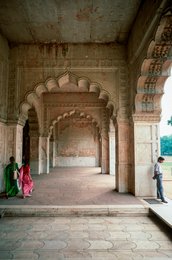Architecture;-Arcs-polylobés;-Dallage;-Delhi;-Fort-rouge;-Inde;-Kaleidos;-Kaleidos-images;-La-parole-à-limage;-Lal-Qila;-Marbre;-Moghols;-Patrimoine-de-lHumanité;-Piliers;-Salle;-Sari;-Shah-Jahan;-Shahjahanabad;-Stories-Pictures;-Tarek-Charara;-UNESCO;-Vieux-Delhi;-Visiteurs
